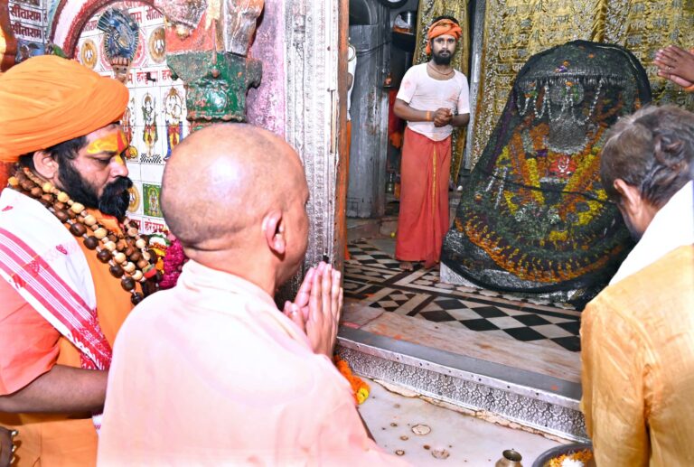 सीएम योगी ने हनुमानगढ़ी में लगाई हाजिरी, रामलला के श्रीचरणों में झुकाया शीश