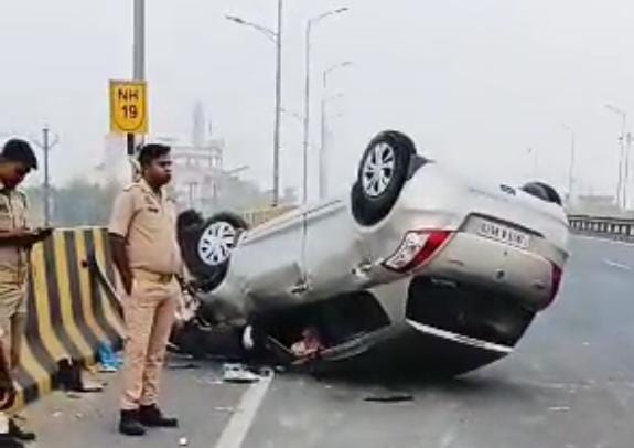 अनियंत्रित होकर हाईवे के डिवाइडर से टकराकर ओवर ब्रिज पर पलटी कार, बाल बाल बचे यात्री