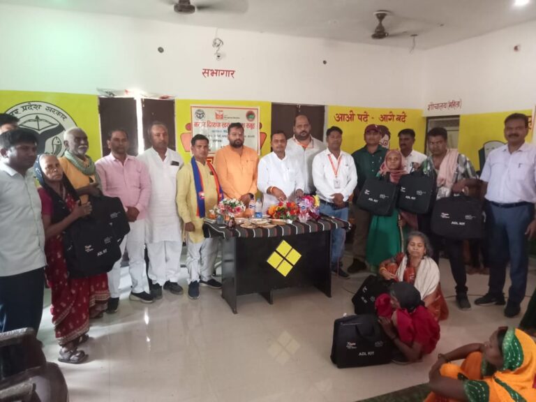रोहनिया विधायक ने नरउर दिव्यांग स्वयं सहायता समूह के स्थापना दिवस पर कुष्ठ रोगियों को वितरण किया लेप्रोसी किट