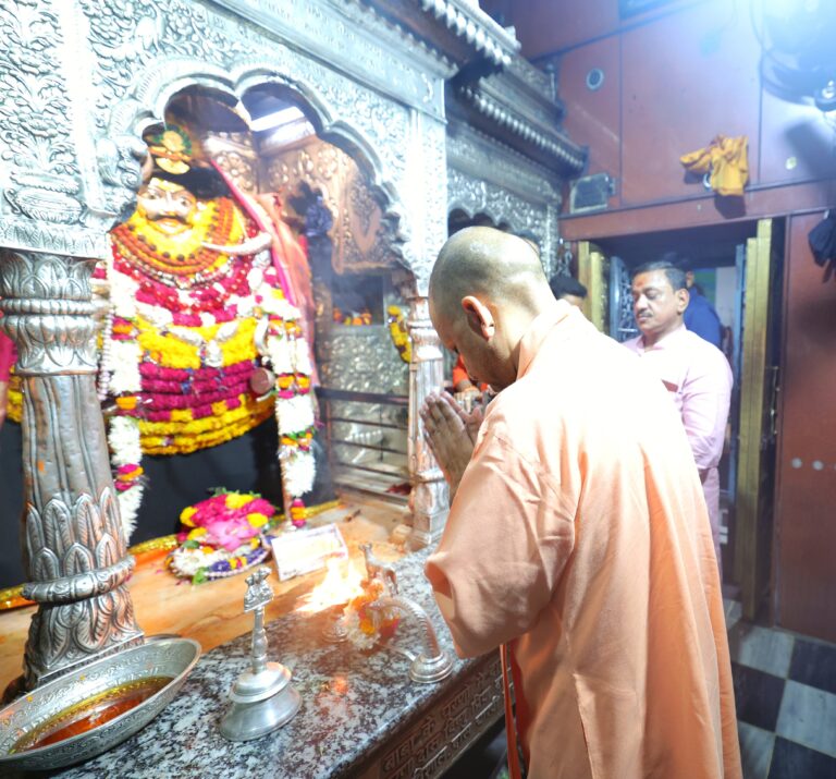 मुख्यमंत्री ने किया बाबा विश्वनाथ व काल भैरव का दर्शन-पूजन