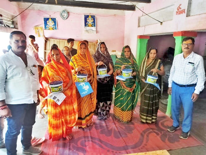 प्रगतिशील पशुपालकों को एनिमल हेल्थ किट वितरण