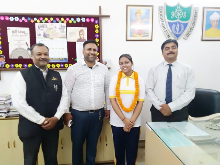 पंक्ति श्रीवास्तव  ने  १2 वी  क्लास  में अपने स्कूल के टॉप 10 में बनाया स्थान अभिभावकों और अध्यापकों ने दिया आशीर्वाद
