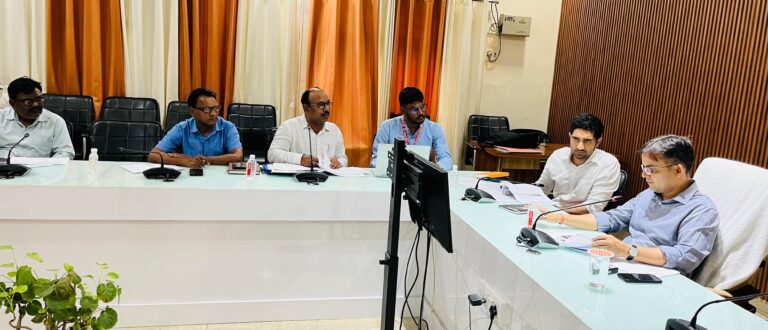 डीएम ने निर्मित किये जा रहे तालाबों की वर्षा के बाद पानी भरने की फोटोग्राफ तलब किया”