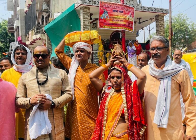 कलश यात्रा से शुभारंभ हुआ सात दिवसीय संगीतमयी श्रीमद भागवत कथा