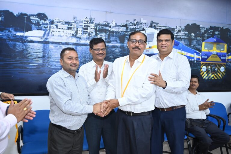 बनारस रेल इंजन कारखाना में आयोजित विदाई समारोह में सेवानिवृत्त दो अधिकारी एवं सात कर्मचारी हुए सम्मानित  वाराणसी।बनारस रेल इंजन कारखाना में मई माह में दो अधिकारी एवं सात कर्मचारी सेवानिवृत्त हुए। इस अवसर पर मुख्य टंकक अधीक्षक ताप्ती राय चौधरी, एच.के.ए. राजकुमारी, सहायक इंजीनियर एस.पी. गुप्ता, सहायक डिजाइन इंजीनियर,बोगी, राजेश कुमार शुक्ला, सहायक वीरेंद्र कुमार, उद्यान मिस्त्री बाबूलाल,वरिष्ठ तकनीशियन पंचम राम, कांस्टेबल आनंद दुबे एवं शहीदुल्लाह खान को प्रशासन भवन के कीर्ति कक्ष में आयोजित विदाई समारोह में उप मुख्य कार्मिक अधिकारी राय सिंह द्वारा फोल्डर एवं मेडल प्रदान कर ससम्मान भाव-भीनी विदाई दी गई।अपने संबोधन में उप मुख्य कार्मिक अधिकारी, मुख्यालय राय सिंह ने सभी सेवानिवृत्ति होने वाले कर्मचारियों को शुभकामनाएं देते हुए सभी को अपने संचित धन को सुरक्षित सरकारी योजनाओं में निवेश करने के साथ ही अपने स्वास्थ्य का विशेष ध्यान रखने की सलाह दी।सेवानिवृत्ति विदाई समारोह में वरिष्ठ कार्मिक अधिकारी राजकुमार गुप्ता ने सेवानिवृत्त कर्मियों को मिलने वाली सुविधाओं की जानकारी दी और वित्तीय योजनाएं बनाने पर बल दिया। बरेका केन्द्रीय चिकित्सालय के मण्डल चिकित्साधिकारी डॉ. अमित गुप्ता ने सभी को नियमित योग, व्यायाम और संतुलित जीवनशैली अपनाने की सलाह दी। जन संपर्क अधिकारी राजेश कुमार ने सभी को शुभकामनाओं सहित अपना अधिकांश समय परिवार के साथ बिताने का सुझाव दिया।इस अवसर पर बैंक ऑफ बड़ौदा एवं स्टेट बैंक ऑफ इंडिया के प्रतिनिधियों ने भी उपस्थित होकर सेवानिवृत्त होने वाले कर्मियों को सुरक्षित निवेश के विकल्प बताए और उपहार देकर सम्मानित किया। लेखा एवं कार्मिक विभाग के सहयोग से सभी को एकमुश्त भुगतान भी सुनिश्चित किया गया। कार्यक्रम का कुशल संचालन वरिष्ठ कार्मिक अधिकारी राजकुमार गुप्ता एवं धन्यवाद ज्ञापन सहायक कार्मिक अधिकारी पीयूष मींज ने किया। 2:06 PM  2:06 PM