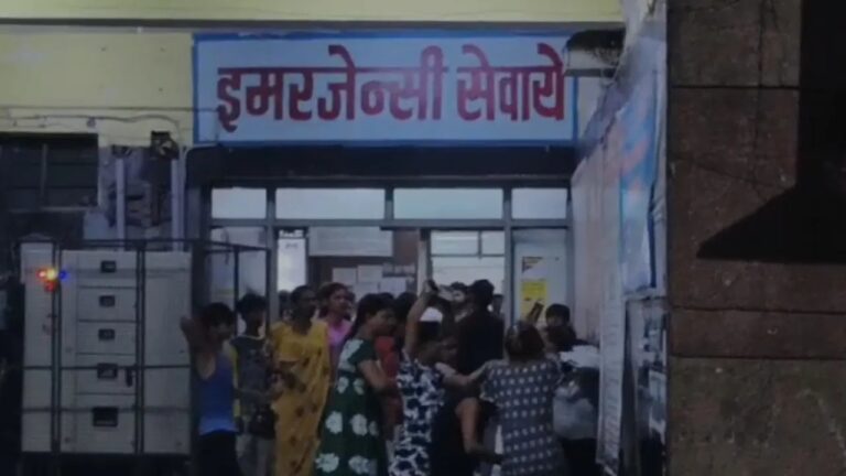जौनपुर जिला अस्पताल में नग्न किन्नरों ने डाक्टर और कर्मचारियों को दौड़ा-दौड़ाकर पीटा