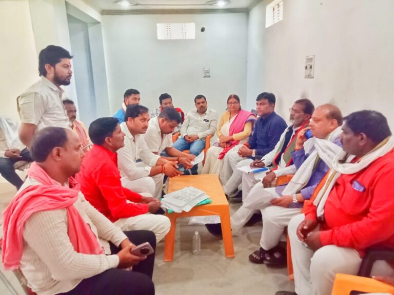 रोहनिया विधानसभा सपा की संगठन समीक्षा बैठक में जोन के सेक्टर व बूथ प्रभारियो को दिया जीत का मूल मंत्र