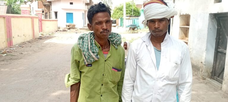 Chandauli News: तीन दिन, तीन बच्चे,और एक बेबस पिता:नौगढ़ में आधार की ‘आधारहीन’पीड़ा