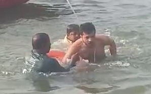 वाराणसी के  मल्लाहों  डूबते युवक की बचाई जान 