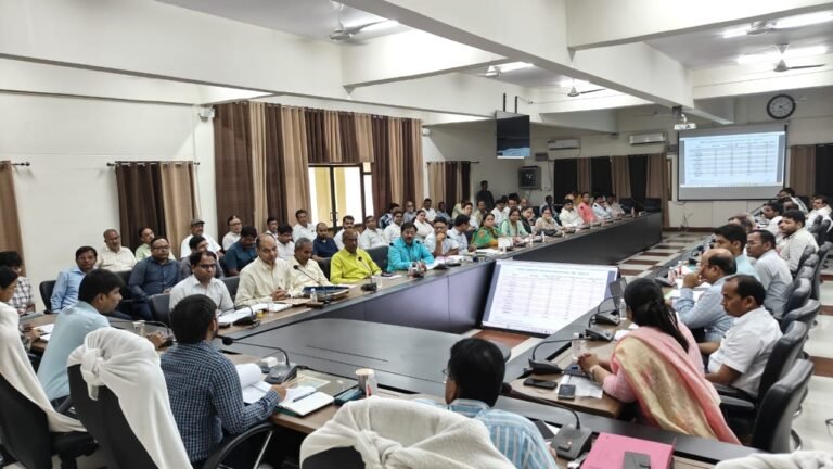 Chandauli News: शिक्षा में लापरवाही पर डीएम का फूटा गुस्सा बेसिक शिक्षा विभाग की समीक्षा बैठक में अधिकारियों को लगाई फटकार