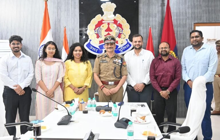 पुलिस आयुक्त कमिश्नरेट वाराणसी श्री मोहित अग्रवाल से भारतीय रेल यातायात सेवा (IRTS) के प्रशिक्षु अधिकारियों ने की मुलाकात, प्रशिक्षण के संदर्भ मे दी गयी जानकारी ।