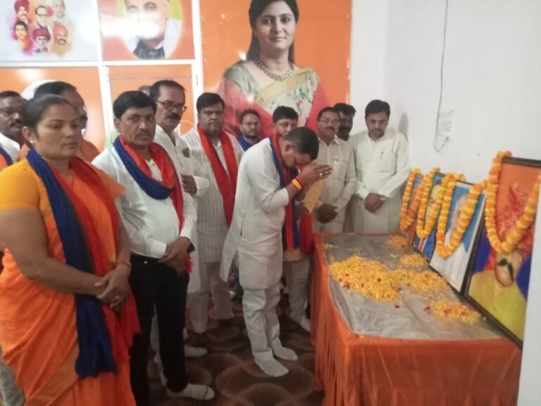 पार्टी के संस्थापक ड़ा.सोनेलाल पटेल की जयंती को ऐतिहासिक बनाने हेतु रोहनिया विधायक ने बैठक में किया ऐलान