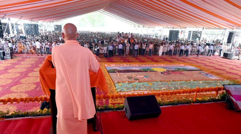 पहले किसान केवल एक-दो फसल तक सीमित रहता था, आज मक्का उत्पादन करके भी कमा रहा मुनाफाः योगी