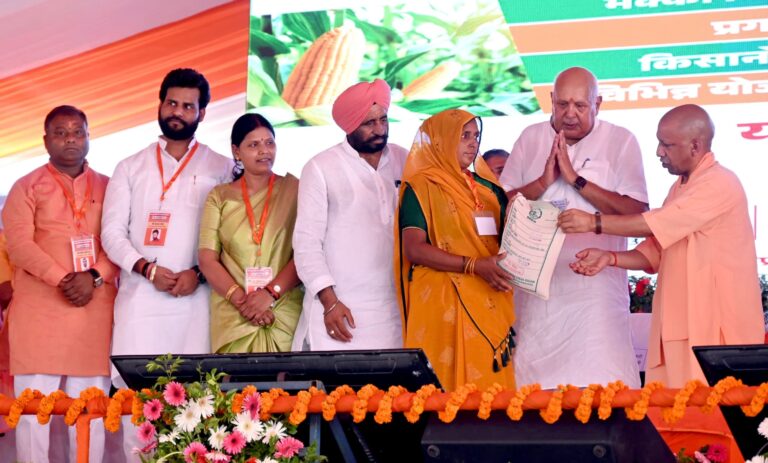 मक्का की लहलहाती फसल देख प्रसन्न हुए मुख्यमंत्री योगी आदित्यनाथ