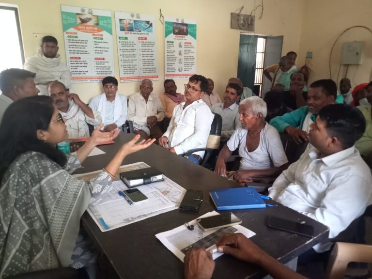 तहसीलदार ने किसानों की मांगों को उच्च स्तर के अधिकारियों के समक्ष रखने हेतु  दिया आश्वासन