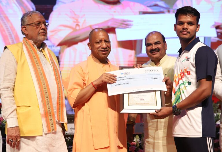 शॉर्टकट से नहीं, संघर्ष से मिलती है सफलता : योगी आदित्यनाथ