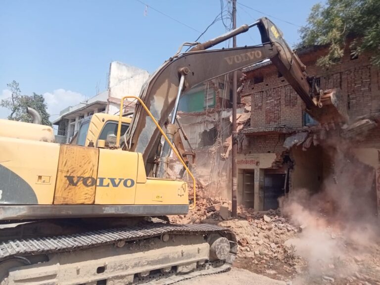 रोहनियां में गरजा बुलडोजर,भारी फोर्स के साथ हटाया जा रहा है अतिक्रमण