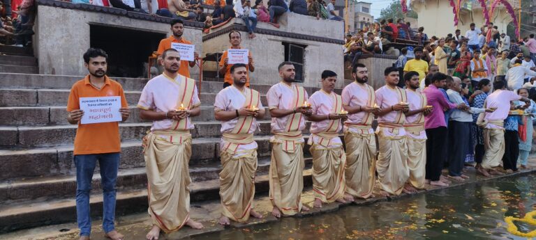 अहमदाबाद प्लेन क्रैश में मृतकों को काशी में गंगा आरती के माध्यम से दी गई भावभीनी श्रद्धांजलि।