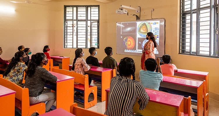 यूपी के नगरीय स्कूलों के स्मार्ट क्लास रूम ला रहे हैं शिक्षा क्षेत्र में डिजिटल क्रांति