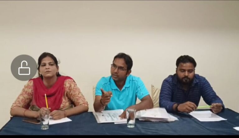 सूदखोरों से तंग पीड़ितों ने किया पत्रकार वार्ता थाना प्रभारी लंका पर लगाए गंभीर आरोप