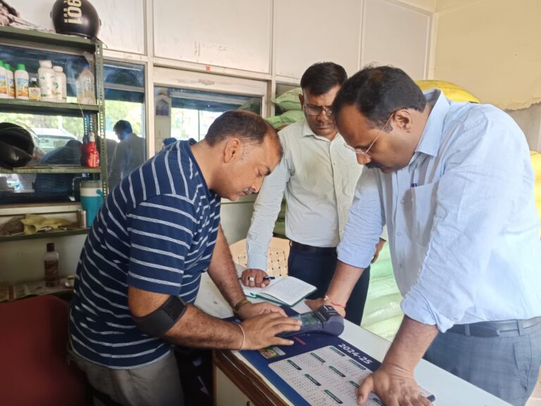 जिला कृषि अधिकारी ने खाद की गोदाम पर किया छापेमारी