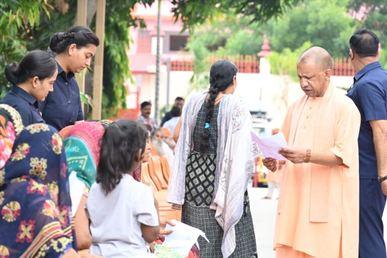 बिटिया का इलाज कराएंगे, आवास भी दिलाएंगे : सीएम योगी