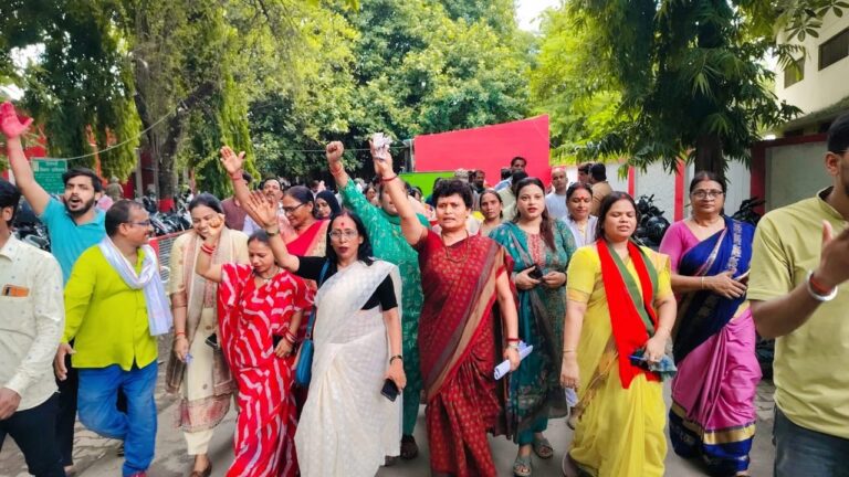 समाजवादी महिला सभा की प्रदेश अध्यक्ष रीबू श्रीवास्तव के नेतृत्व में वाराणसी जिला मुख्यालय पर जोरदार विरोध प्रदर्शन किया गया