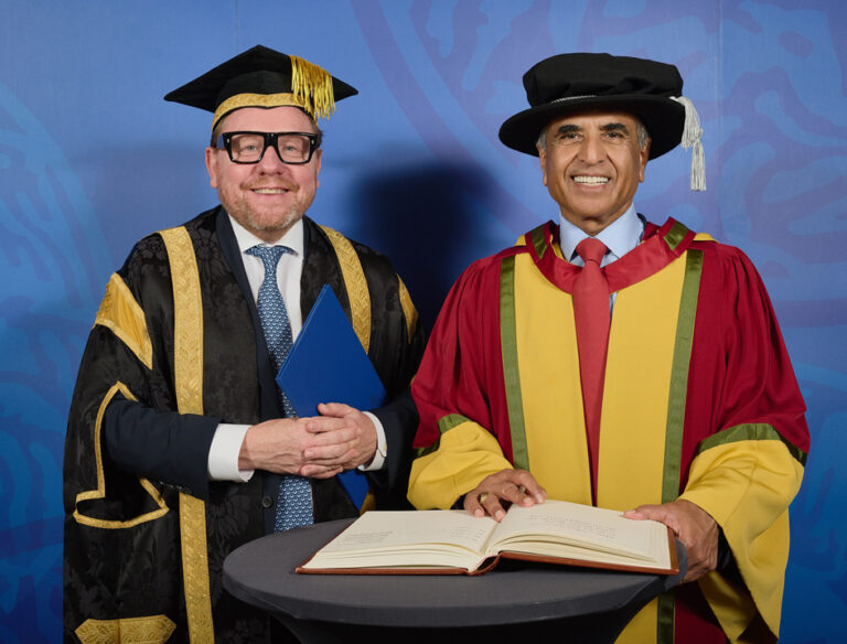 सुनील भारती मित्तल को यूनिवर्सिटी ऑफ बाथ द्वारा डॉक्टरेट इन बिज़नेस एडमिनिस्ट्रेशन (ऑनोरिस कॉज़ा) की उपाधि से सम्मानित किया गया