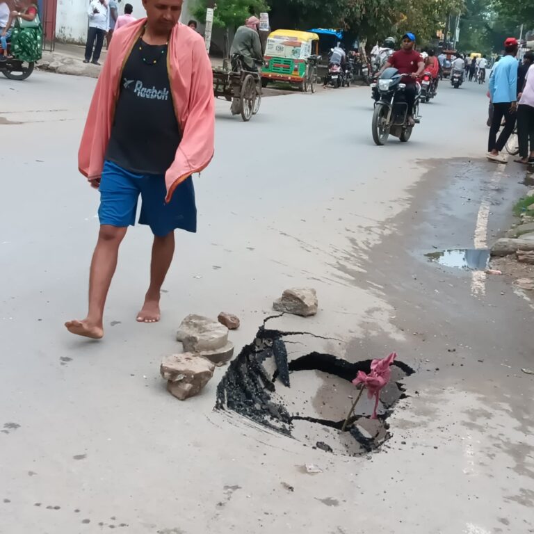 वाराणसी में पहली बारिश ने खोली PWD की पोल, सारनाथ क्षेत्र में सड़क धंसी
