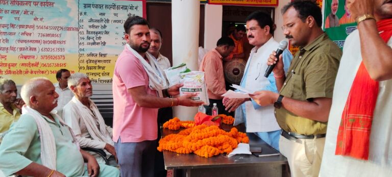 विधायक डॉ अवधेश सिंह ने दलहनी, तिलहनी एवं श्रीअन्न की फसलों को बढ़ावा देने हेतु कृषकों को उर्द, मूंग, अरहर, तिल, ज्वार, बाजरा एवम् मडुवा के बीज मिनीकिट का निःशुल्क वितरण किया