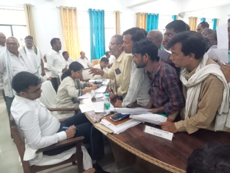 राजातालाब तहसील पर संपूर्ण समाधान दिवस में उप जिलाधिकारी ने सुनी लोगों की फरियाद