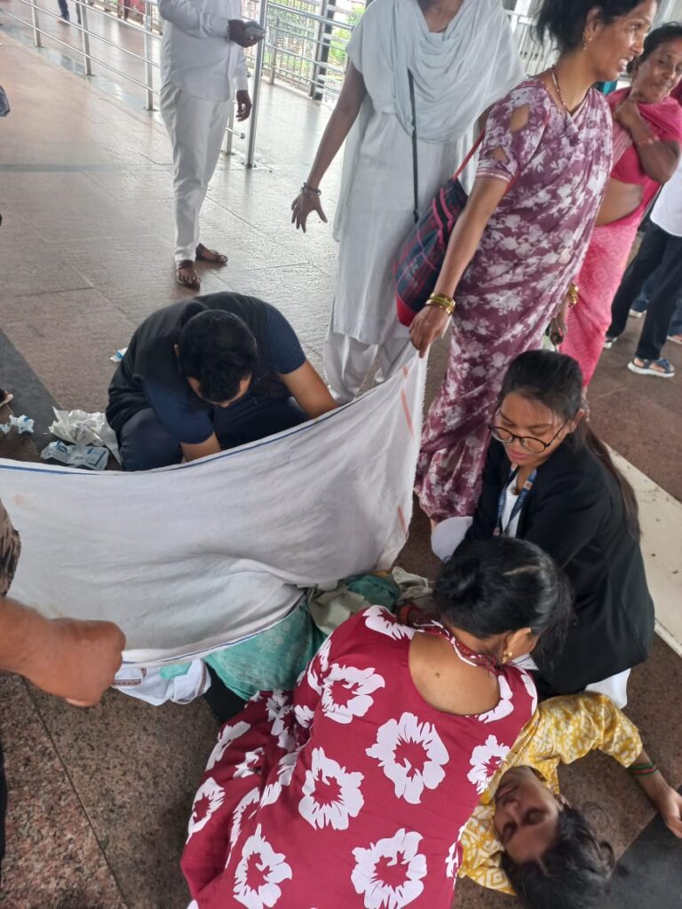 झांसी रेलवे स्टेशन पर आर्मी  डॉक्टर द्वारा आपात स्थिति में कम संसाधनों के माध्यम से प्रसव से पीड़ित महिला की कराई सुरक्षित डिलीवरी