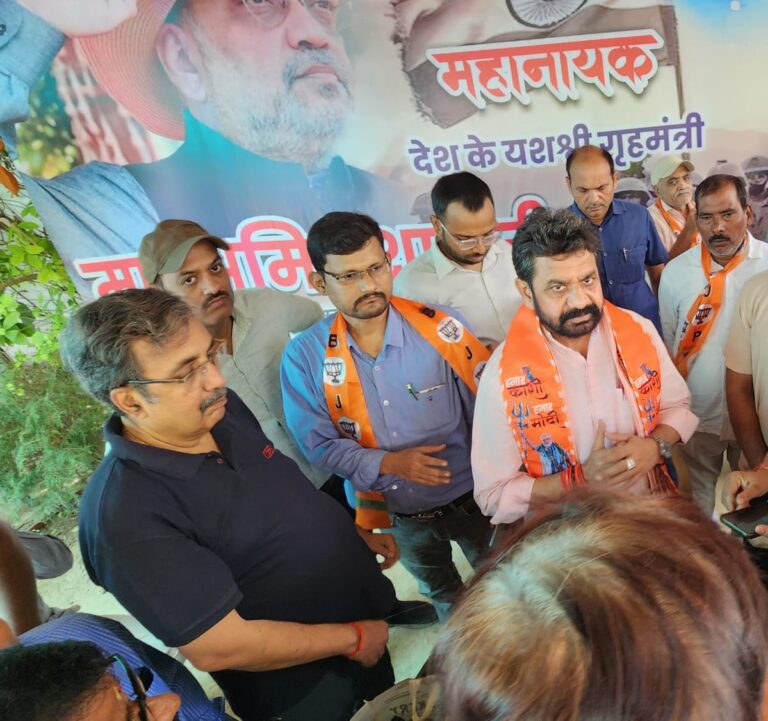 सड़क चौड़ीकरण में बंद हुआ मुख्य नाला, गोदामों में घुसा पानी