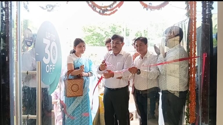 वाराणसी। भोजूबीर स्थित तहसील के सामने के  टाइटन कम्पनी के शोरूम का हुआ भव्य उद्घाटन।।