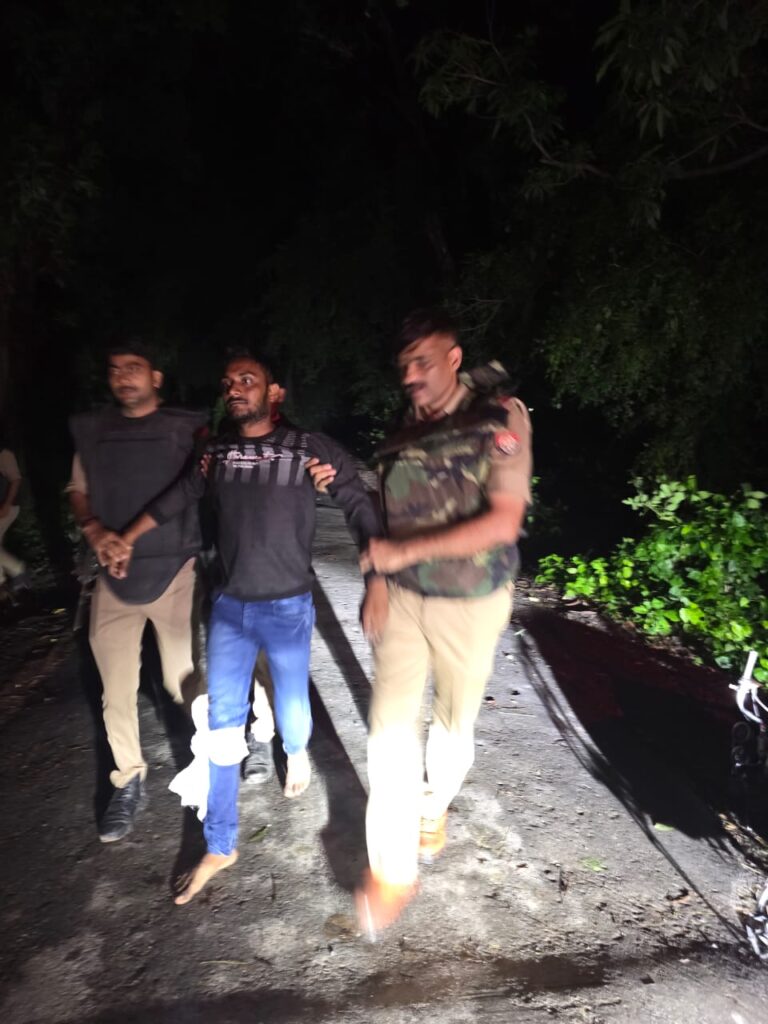 बलिया में बाइक सवार 25000 रुपए का इनामिया बदमाश के साथ पुलिस की हुई मुठभेड़।