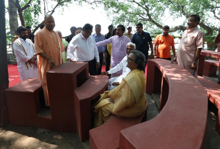 माननीय मुख्यमंत्री योगी आदित्यनाथ जी शुक्रवार को वाराणसी के वसंत महिला महाविद्यालय में ‘धरती आबा’ भगवान बिरसा मुंडा पर आधारित  राष्ट्रीय संगोष्ठी में शामिल हुए और कार्यक्रम को संबोधित किया।