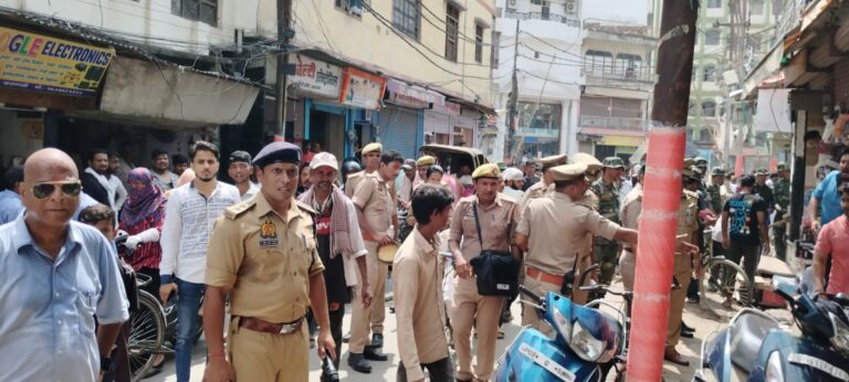 रोड पर अतिक्रमण करने दुकानदारों में मची खलबली