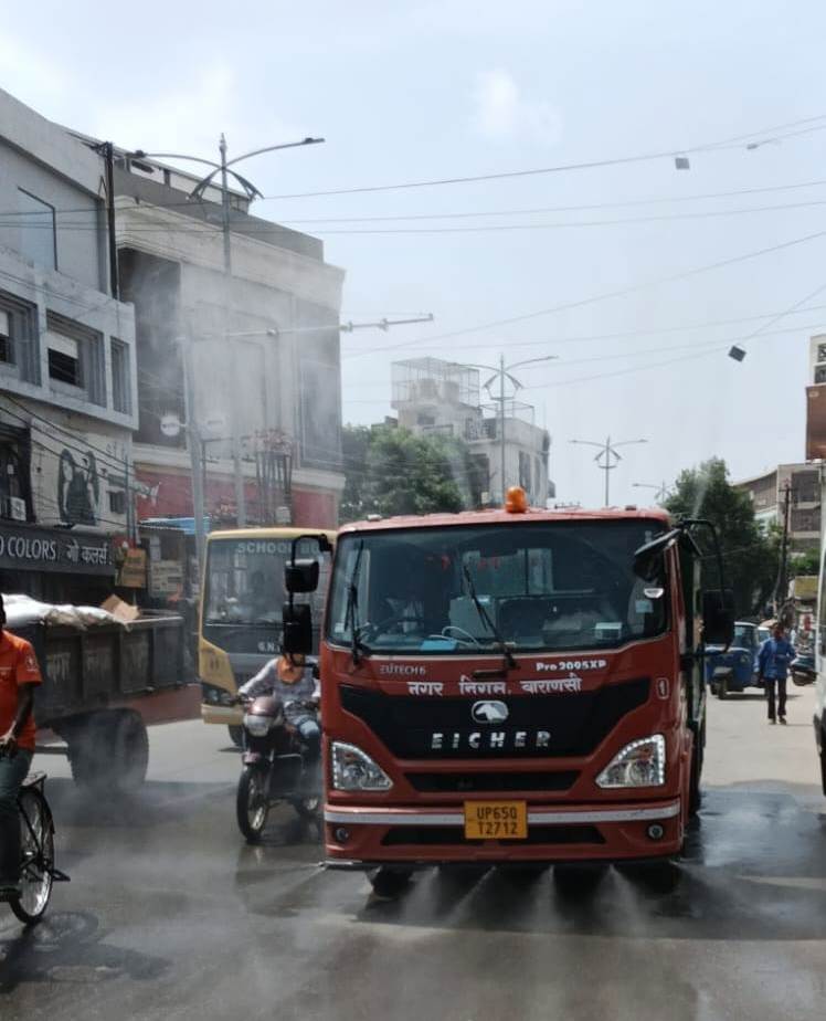 न जले कांवड़ियों के पांव, स्प्रिंकलर से हो रहा पानी का छिड़काव