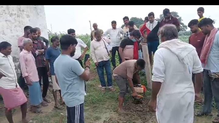 वाराणसी रोहनिया थाना अंतर्गत ग्राम मुडादेव परगना  में जमीन की पैमाइश करने के बहाने की जा रही जमीन हड़पने की कोशिश।।