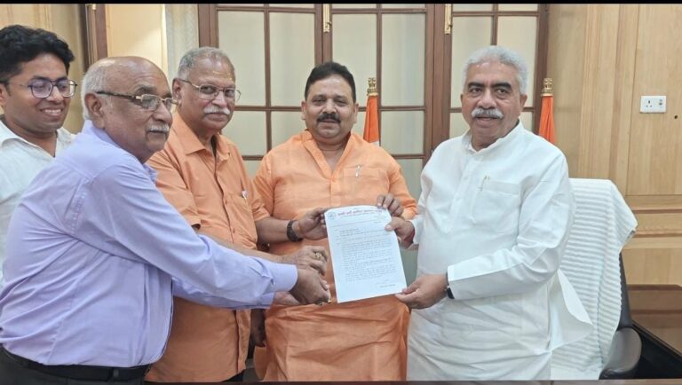 कलाबत्तू (जरी) उद्योग को वस्त्र उद्योग की श्रेणी में लाया जाय काशी जरी कारीगर कल्याण समिति ने लखनऊ में मुख्यमंत्री को सम्बोधित ज्ञापन प्रदेश के कपड़ा मंत्री को सौंपा।