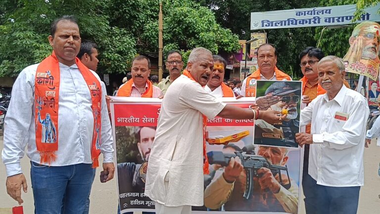 [ ऑपरेशन महादेव की सफलता पर आतंकियों का पोस्टर दहन,बटीं मिठाईयां