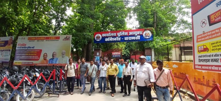 पत्रकार पर दर्ज हुआफर्जी मुकदमा पत्रकारों ने पुलिस अधिकारियों से मिलकर सूदखोरों के खिलाफ कार्रवाई की मांग