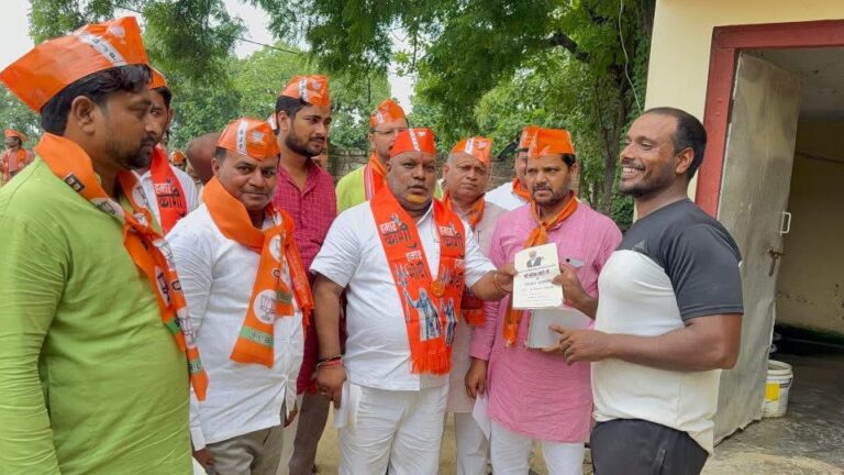 प्रधानमंत्री के कार्यक्रम हेतु एमएलसी एवं भाजपा जिलाध्यक्ष घर-घर जाकर वितरण किया आमंत्रण पत्र