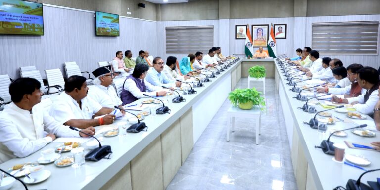 सरकार जनप्रतिनिधियों के सुझावों को देती है समुचित महत्व: मुख्यमंत्री योगी आदित्यनाथ