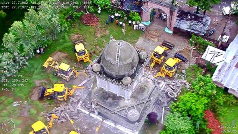 श्रावस्ती में अवैध मजार पर चला बुलडोजर