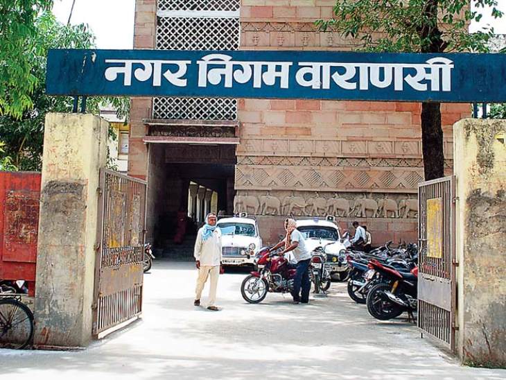 नगर निगम की बड़ी कार्रवाई कबीरचौरा में प्रतिबंधित प्लास्टिक जब्त, बड़े व्यापारी को दबोचा गया।