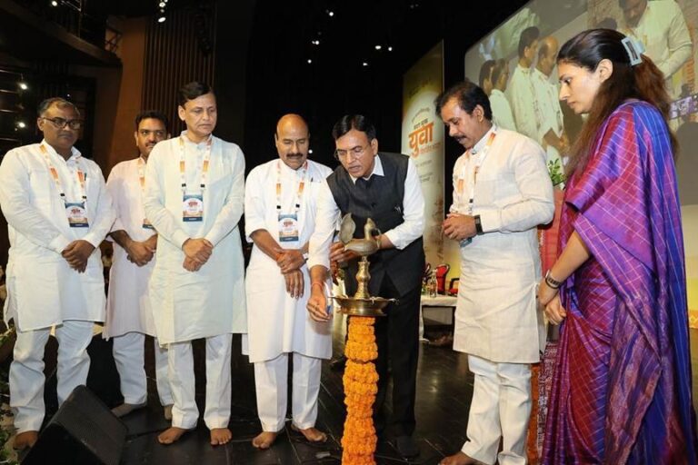 केंद्रीय मंत्री डॉ. मनसुख मांडविया ने वाराणसी में ‘युवा आध्यात्मिक शिखर सम्मेलन’ का उद्घाटन किया