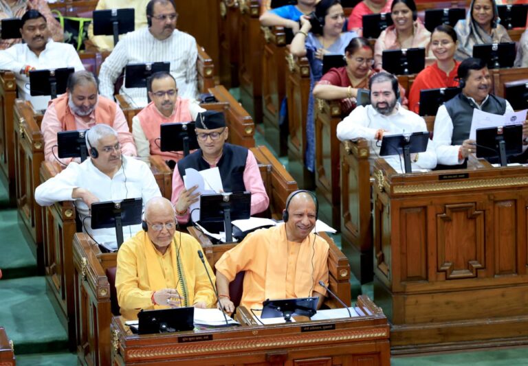 समाजवादी पहले माहौल बिगाड़ते हैं, फिर सदन नहीं चलने देते