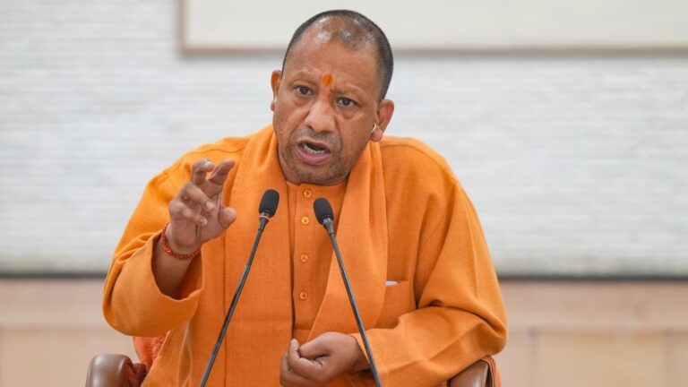 योगी सरकार ने बाढ़ की आफत से 1,16,403 लोगों को दिलायी राहत, 