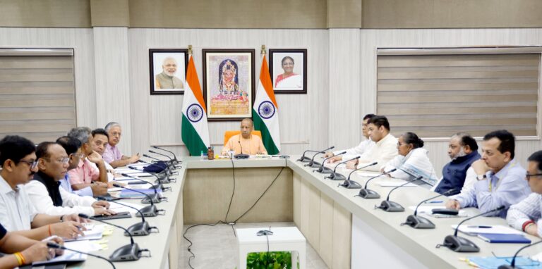 मुख्यमंत्री जी ने एक उच्चस्तरीय बैठक में वीडियो कॉन्फ्रेंसिंग के माध्यम से बाढ़ की स्थिति, आगामी पर्व एवं त्योहारों के दृष्टिगत कानून व्यवस्था, ड्रोन परिचालन, हर घर तिरंगा अभियान तथा बेसिक शिक्षा विभाग के कार्यों की समीक्षा की